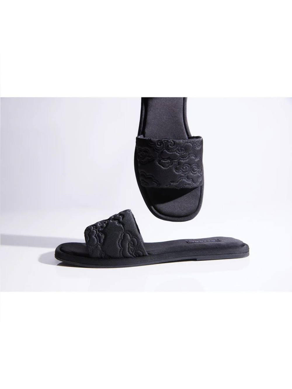NWOT Natori Radial Quilted Cloud Slide